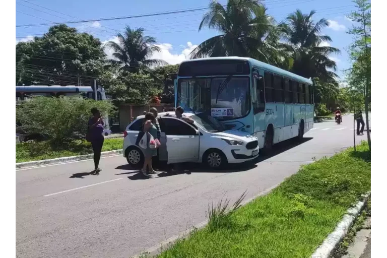 Acidente envolvendo ônibus circular e veículo interrompe trânsito na Coroa do Meio